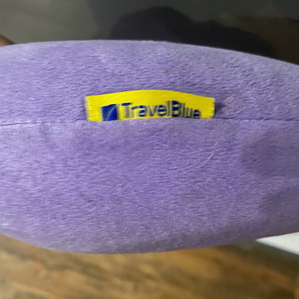 Travel pillow . Free size condition 10/10 - Picture 3 of 3